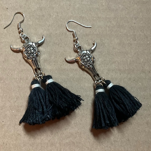 Bullhead Tassel Lightweight Earrings - Picture 4 of 5